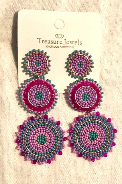 A pair of earrings on top of a card.