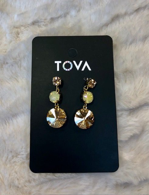 A pair of earrings on top of a card.