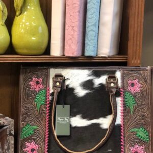 A purse that is sitting on top of a shelf.