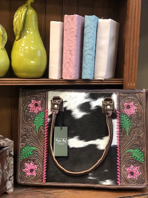 A purse that is sitting on top of a shelf.