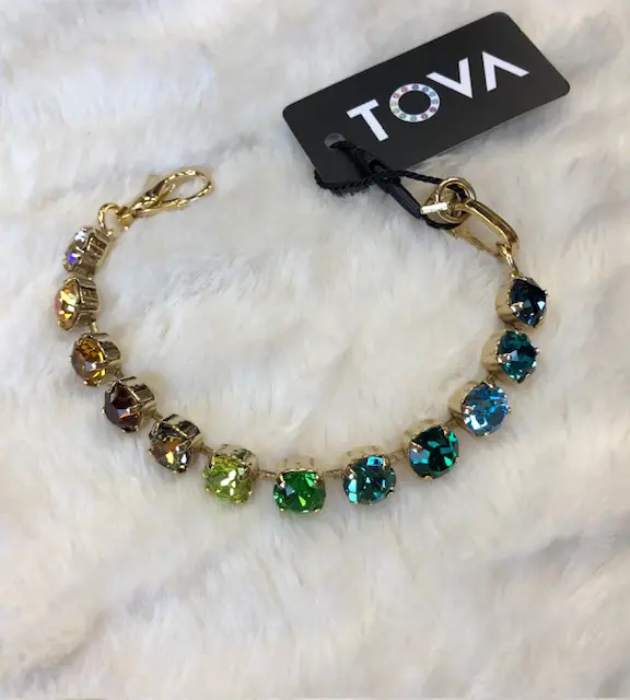 A close up of the tova bracelet on a white background