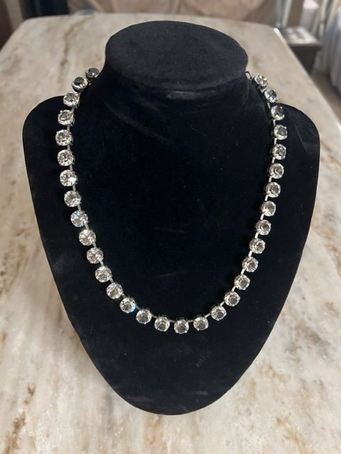 The OAKLAND NECKLACE IN ANTIQUE SILVER FOIL with silver beads on a mannequin.